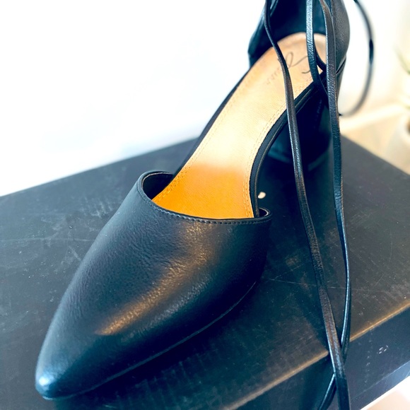 SPURR | Strappy pointed court shoe with block heel - Picture 3 of 5